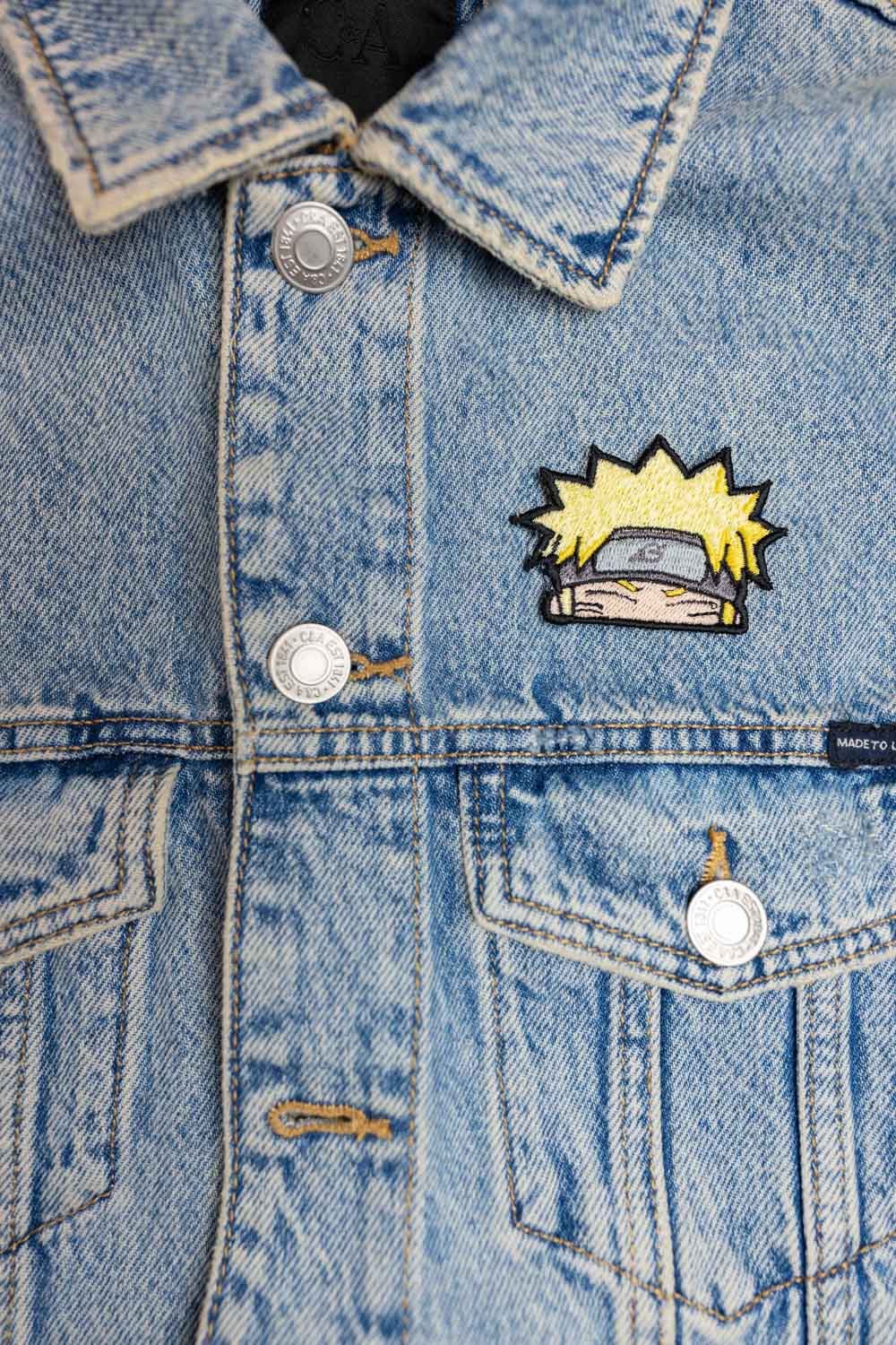 Patch brodat inspirat de Naruto cu emblemă anime roșie și neagră, un accesoriu dedicat fanilor seriei.
