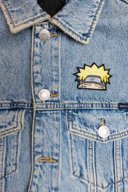 Patch brodat inspirat de Naruto cu emblemă anime roșie și neagră, un accesoriu dedicat fanilor seriei.
