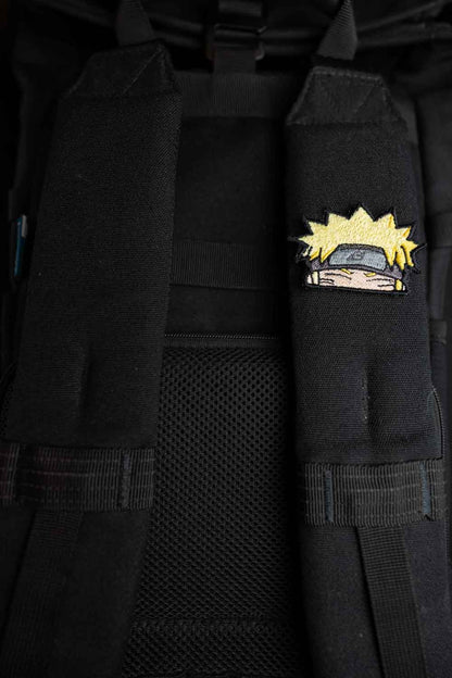 Patch brodat inspirat de Naruto cu emblemă anime roșie și neagră, un accesoriu dedicat fanilor seriei.