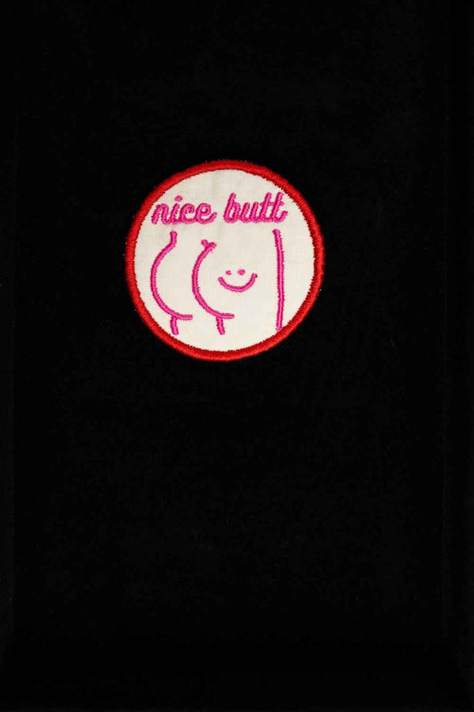 Patch brodat cu mesajul amuzant „Nice Butt” și față zâmbitoare, un accesoriu ironic și jucăuș pentru personalizare.