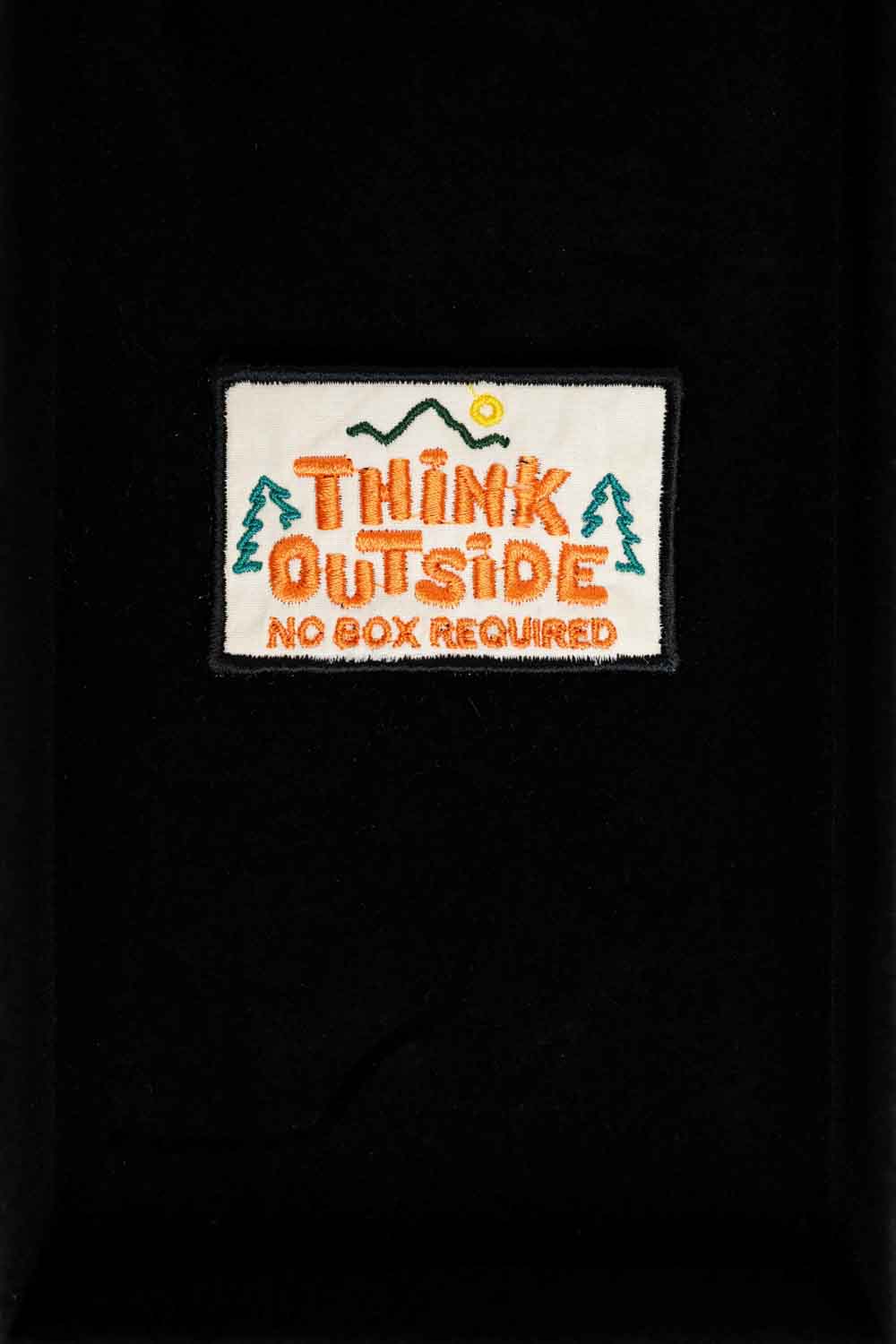 Patch brodat cu mesajul „Think Outside No Box Required”, un design creativ și amuzant pentru personalizarea hainelor și accesoriilor.