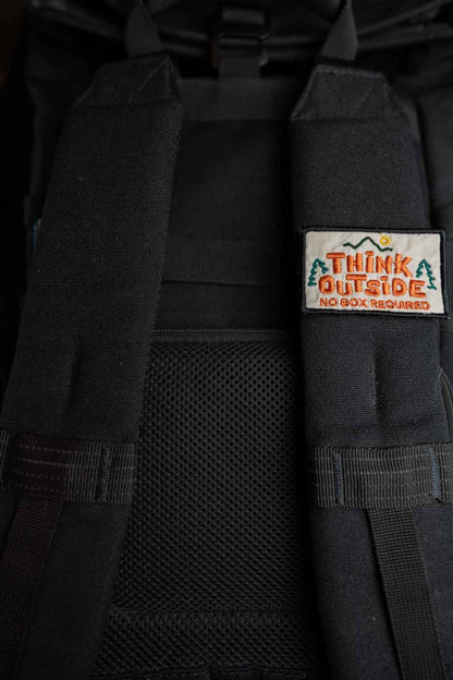 Patch brodat cu mesajul „Think Outside No Box Required”, un design creativ și amuzant pentru personalizarea hainelor și accesoriilor.