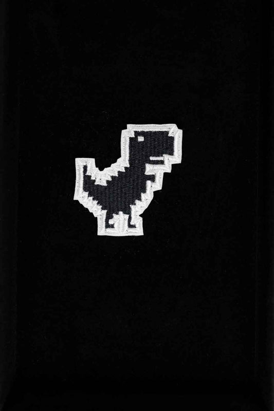 Patch brodat alb-negru cu dinozaur în stil pixel art și mesajul „No Internet”, un design amuzant inspirat de stilul retro.