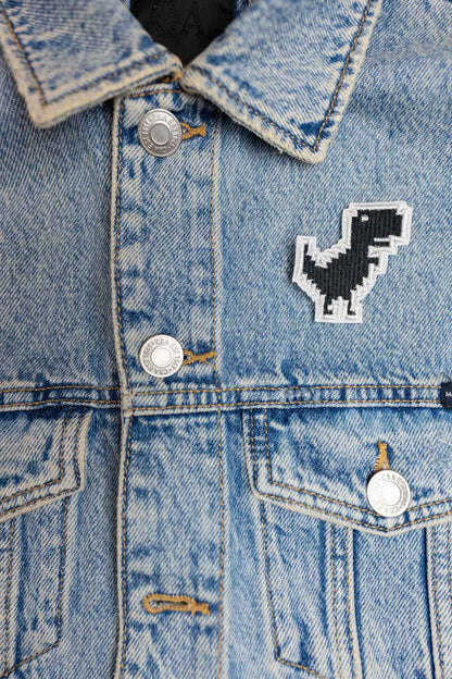 Patch brodat alb-negru cu dinozaur în stil pixel art și mesajul „No Internet”, un design amuzant inspirat de stilul retro.