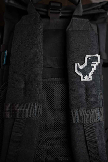 Patch brodat alb-negru cu dinozaur în stil pixel art și mesajul „No Internet”, un design amuzant inspirat de stilul retro.