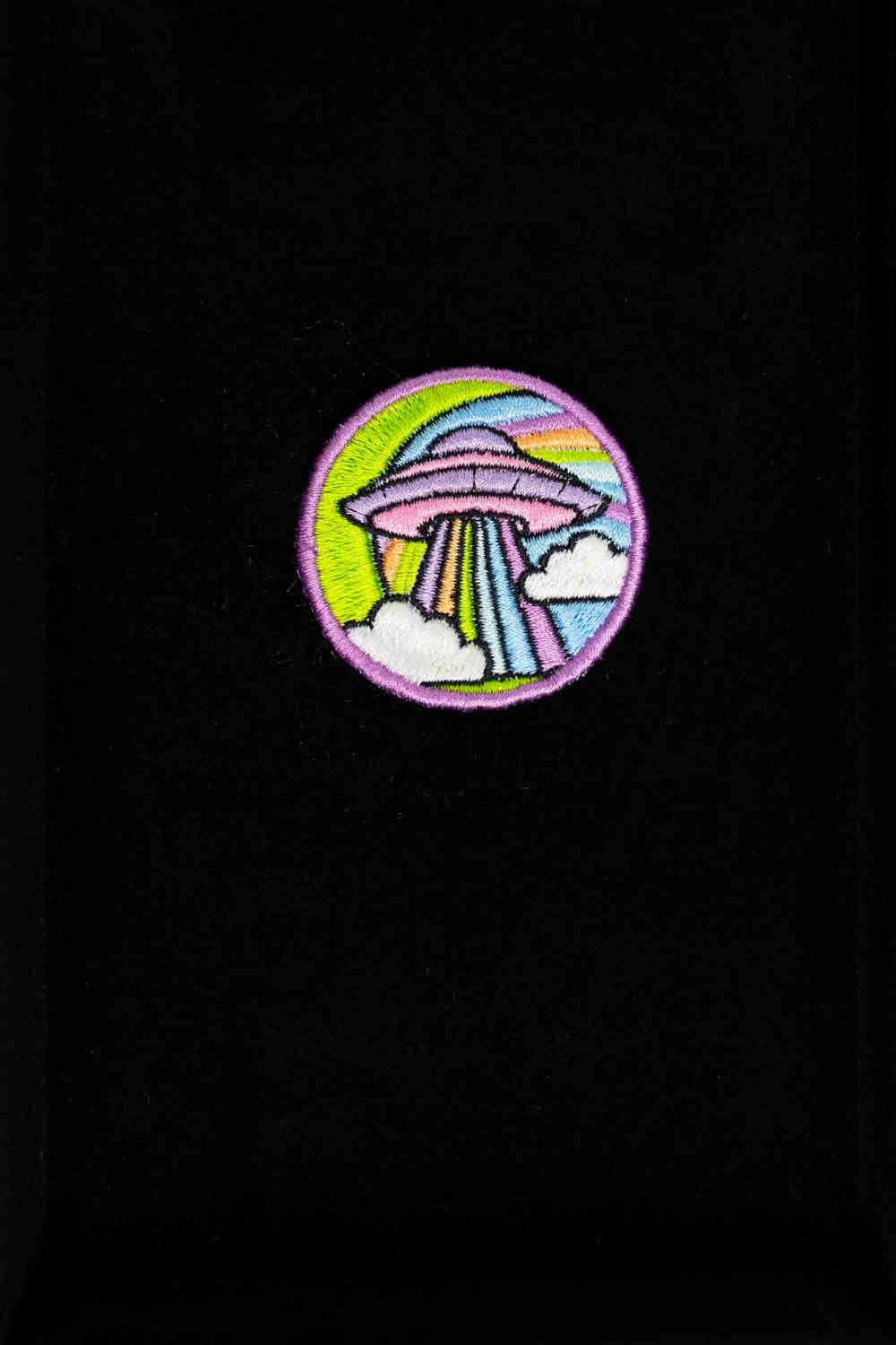 Patch brodat cu design colorat inspirat de un OZN pe fundal negru, un accesoriu creativ pentru iubitorii de modele neobișnuite.