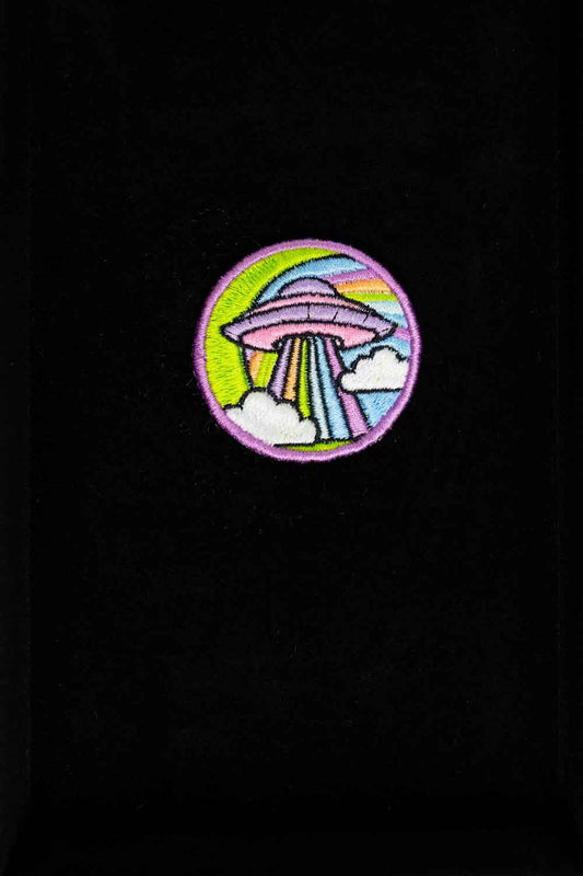 Patch brodat cu design colorat inspirat de un OZN pe fundal negru, un accesoriu creativ pentru iubitorii de modele neobișnuite.