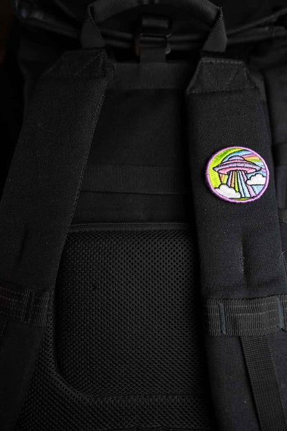 Patch brodat cu design colorat inspirat de un OZN pe fundal negru, un accesoriu creativ pentru iubitorii de modele neobișnuite.