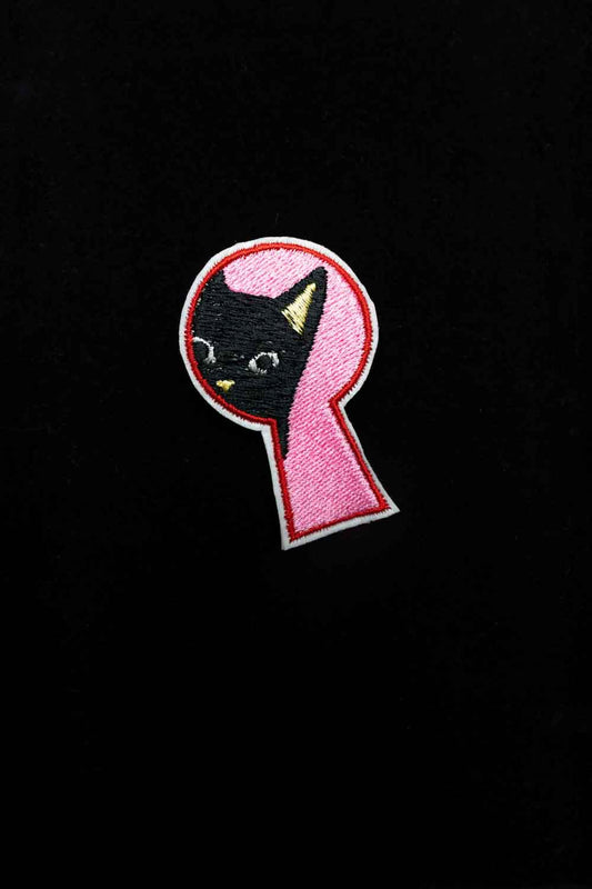 Broșă brodată cu design de pisică, un accesoriu handmade simpatic și creativ pentru iubitorii de feline.
