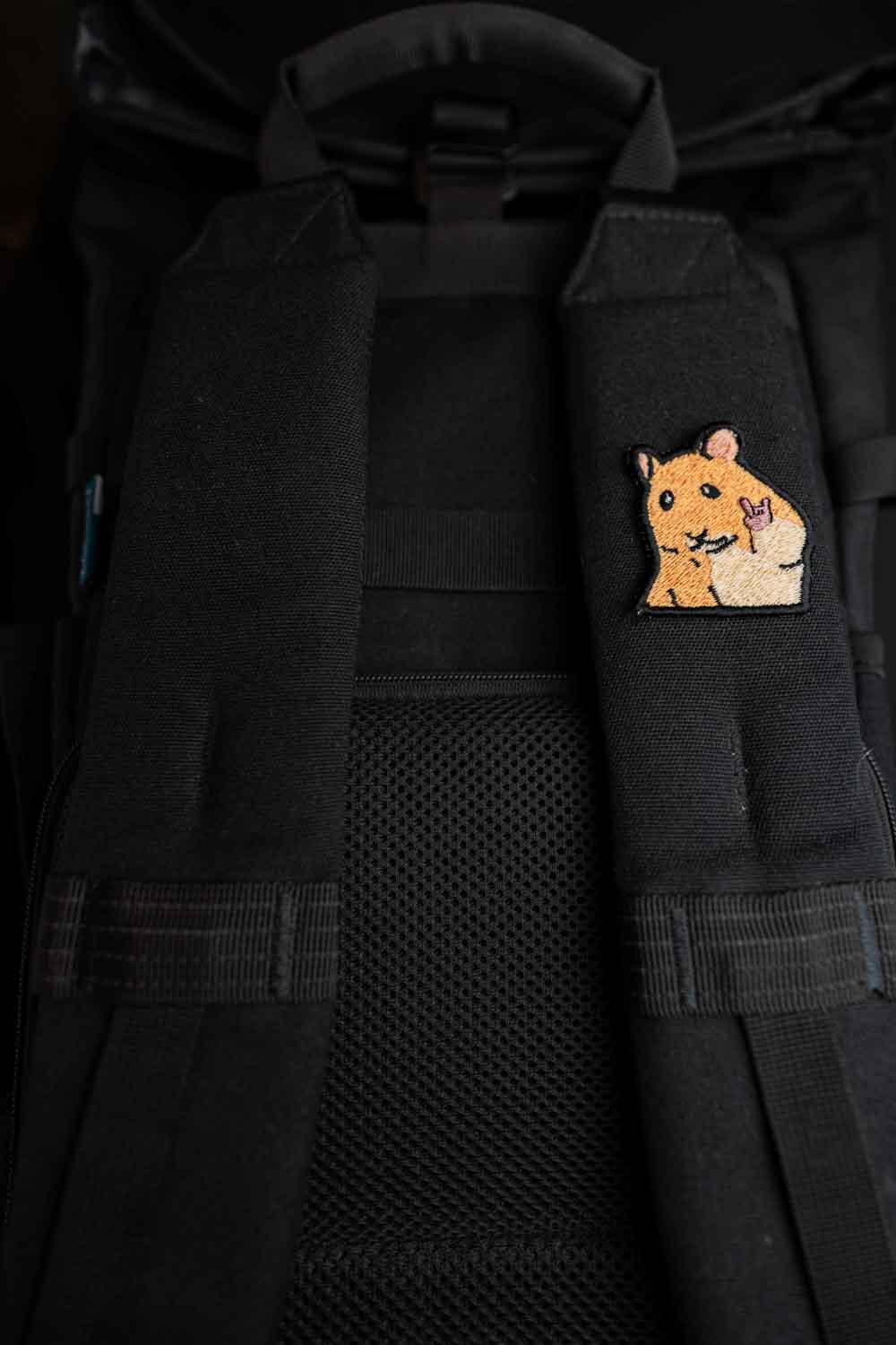 Patch brodat cu personaj galben în stil desen animat pe fundal negru, un design inspirat de muzica rock și stilul rebel.