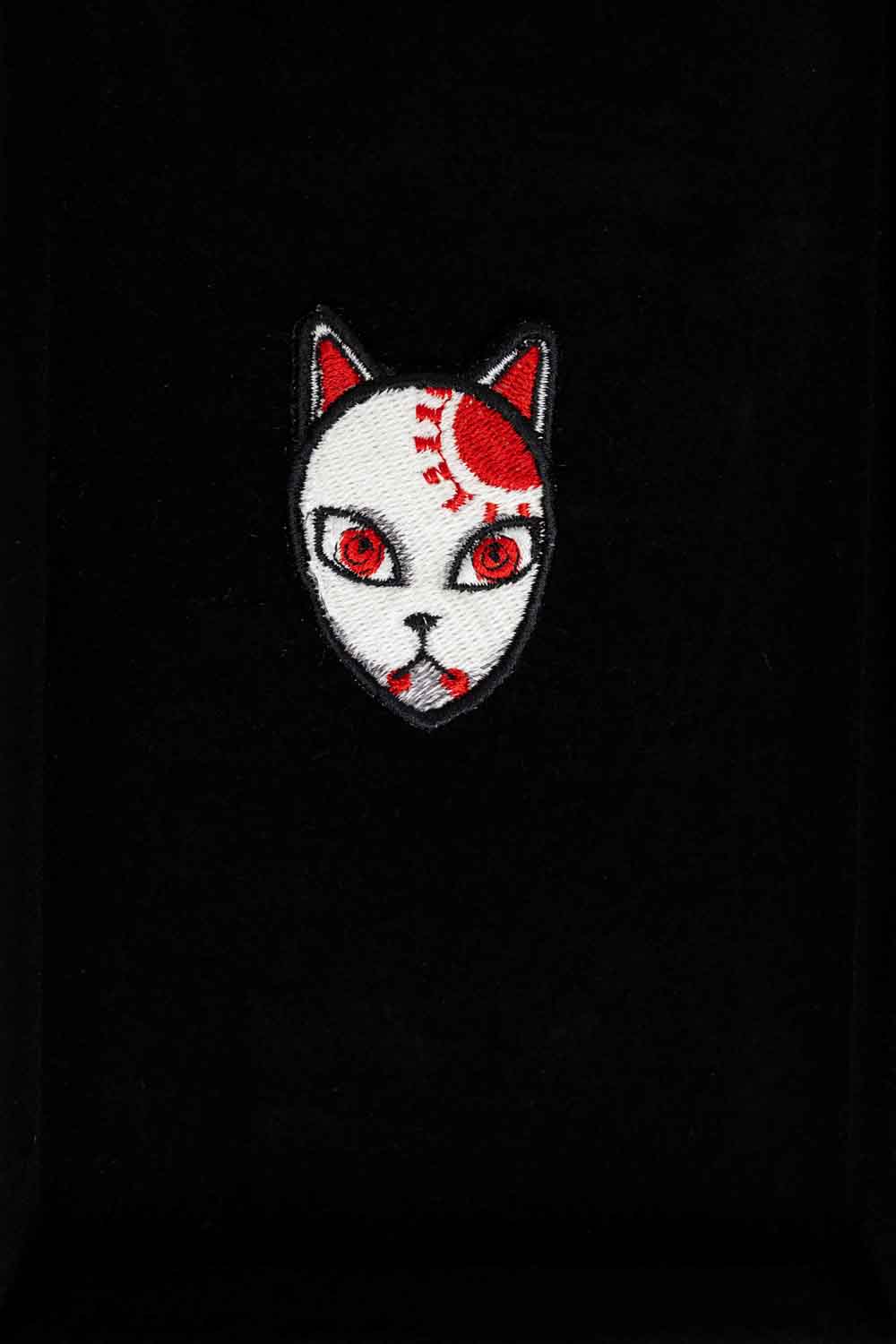 Patch brodat cu design de mască shinobi în culori alb și roșu pe fundal negru, inspirat de universul anime.