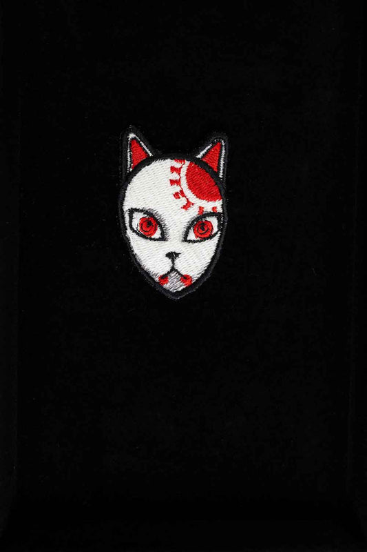 Patch brodat cu design de mască shinobi în culori alb și roșu pe fundal negru, inspirat de universul anime.