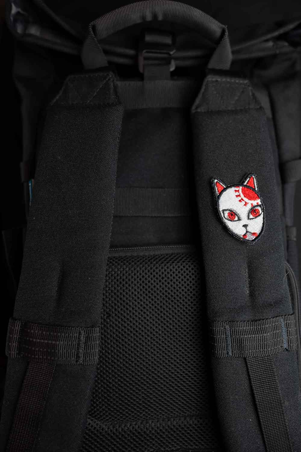 Patch brodat cu design de mască shinobi în culori alb și roșu pe fundal negru, inspirat de universul anime.