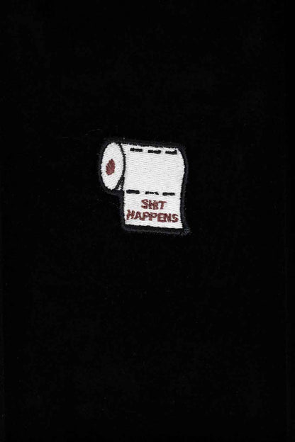 Patch brodat alb cu sul de hârtie igienică și mesajul „Shit Happens”, un design amuzant și ironic pentru haine sau accesorii.
