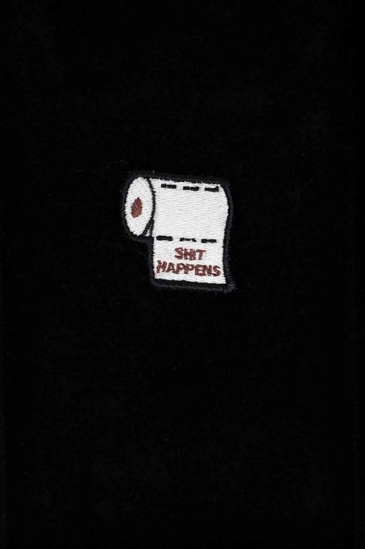 Patch brodat alb cu sul de hârtie igienică și mesajul „Shit Happens”, un design amuzant și ironic pentru haine sau accesorii.
