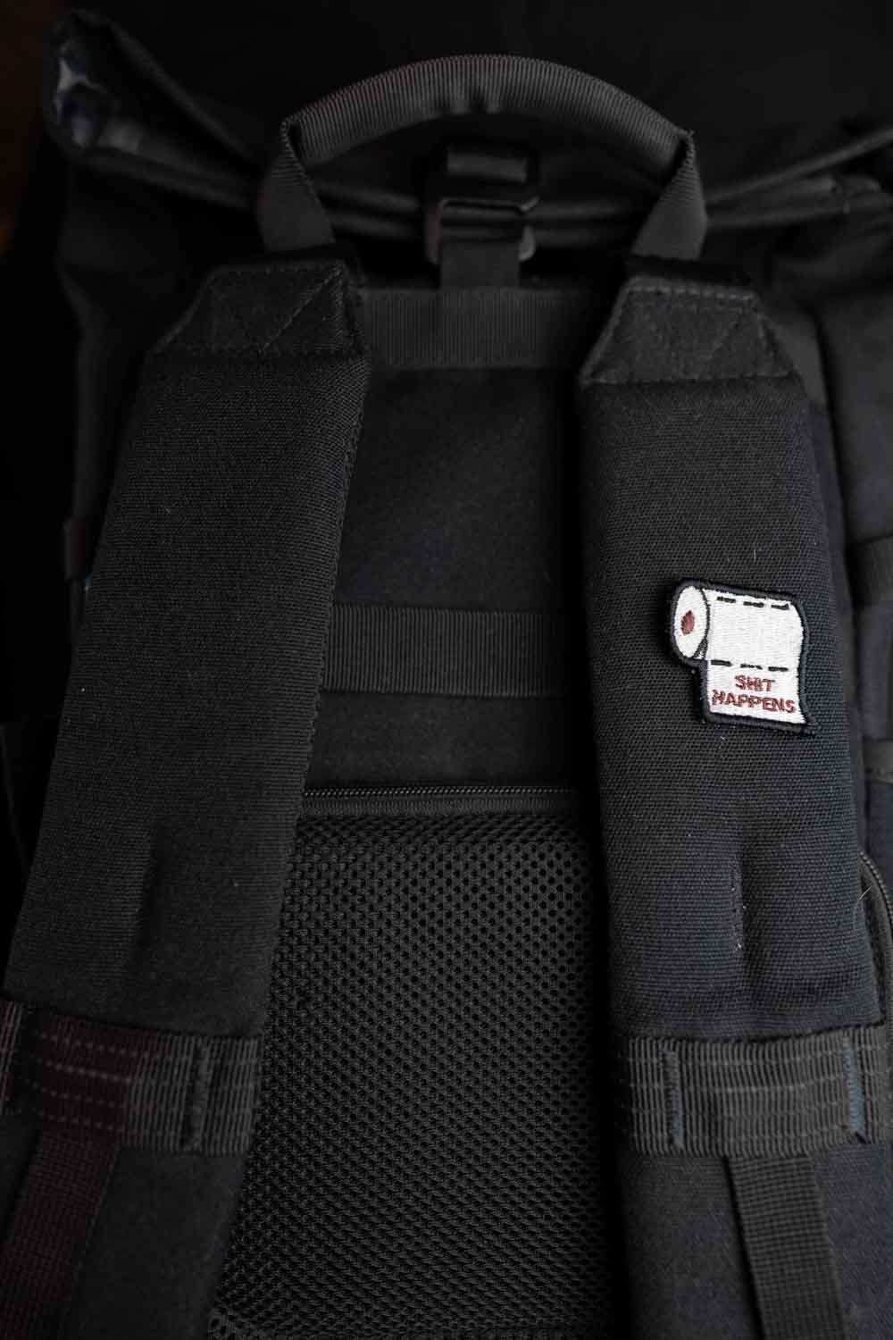 Patch brodat alb cu sul de hârtie igienică și mesajul „Shit Happens”, un design amuzant și ironic pentru haine sau accesorii.