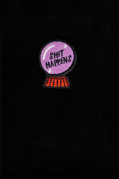 Patch brodat cu mesajul amuzant „Shit Happens”, un accesoriu ironic pentru personalizarea hainelor și genților.