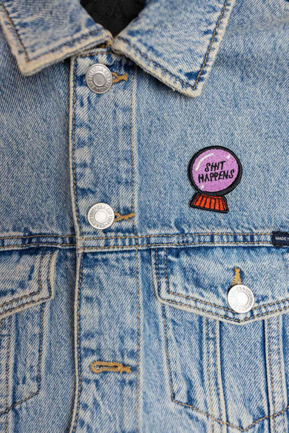 Patch brodat cu mesajul amuzant „Shit Happens”, un accesoriu ironic pentru personalizarea hainelor și genților.