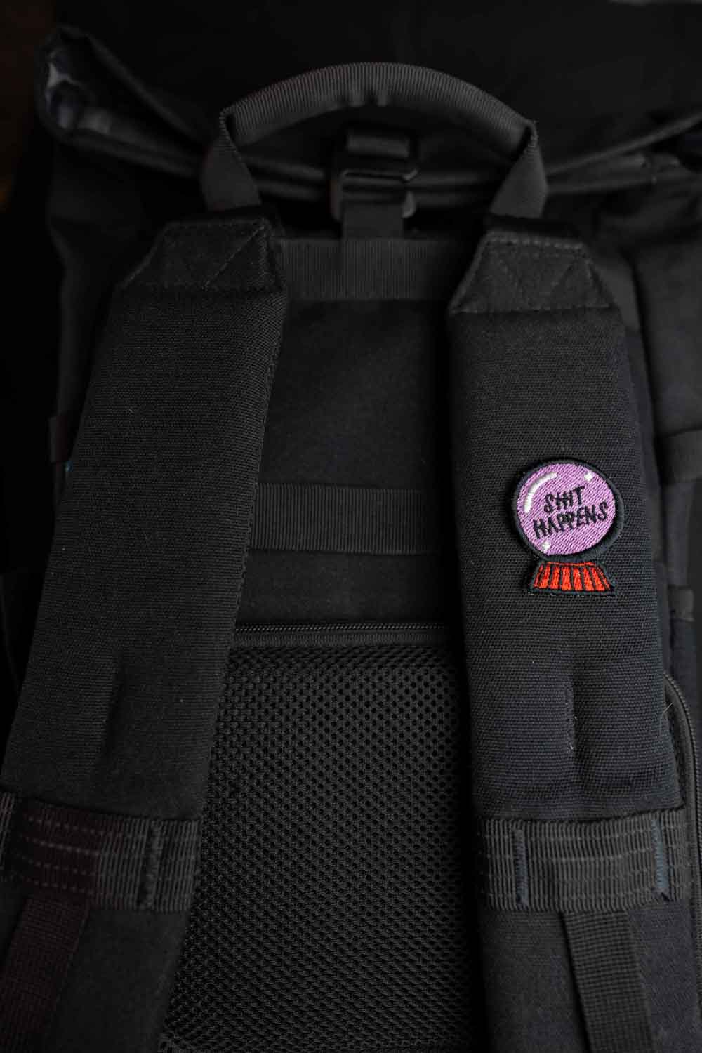 Patch brodat cu mesajul amuzant „Shit Happens”, un accesoriu ironic pentru personalizarea hainelor și genților.