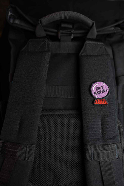 Patch brodat cu mesajul amuzant „Shit Happens”, un accesoriu ironic pentru personalizarea hainelor și genților.