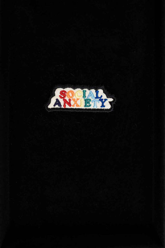 Patch brodat negru cu mesajul „Social Anxiety”, un accesoriu expresiv și ironic pentru personalizarea hainelor sau genților.