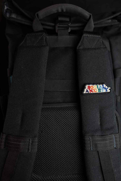 Patch brodat negru cu mesajul „Social Anxiety”, un accesoriu expresiv și ironic pentru personalizarea hainelor sau genților.