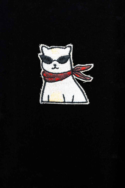 Patch brodat cu design de pisică stilată, un accesoriu handmade amuzant și creativ pentru iubitorii de feline.