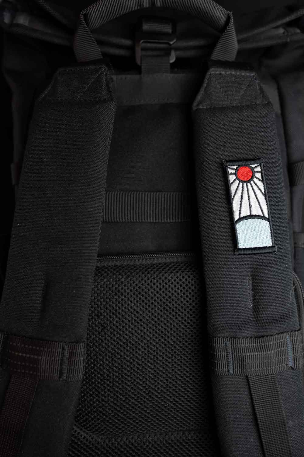 Patch brodat inspirat de universul anime, cu design roșu și alb asemănător unui simbol solar, un accesoriu pentru fanii culturii japoneze.