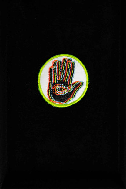 Patch brodat cu design colorat în formă de mână, stil trippy, un accesoriu creativ și amuzant pentru personalizarea hainelor, genților sau accesoriilor.