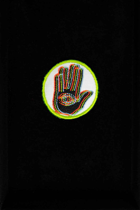 Patch brodat cu design colorat în formă de mână, stil trippy, un accesoriu creativ și amuzant pentru personalizarea hainelor, genților sau accesoriilor.