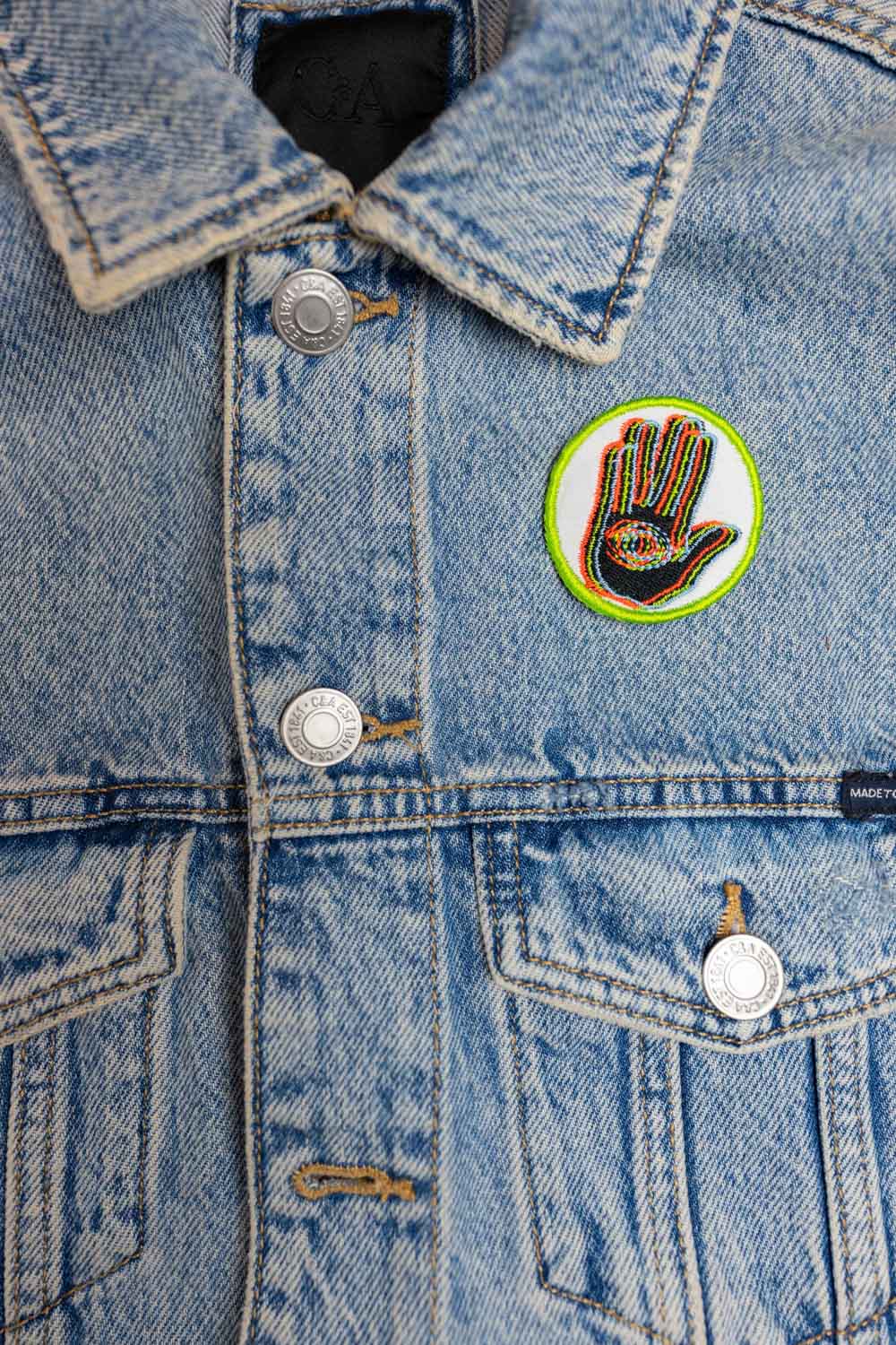 Patch brodat cu design colorat în formă de mână, stil trippy, un accesoriu creativ și amuzant pentru personalizarea hainelor, genților sau accesoriilor.