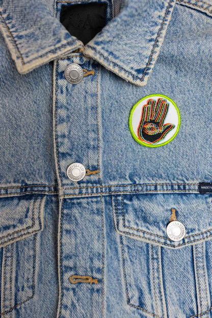 Patch brodat cu design colorat în formă de mână, stil trippy, un accesoriu creativ și amuzant pentru personalizarea hainelor, genților sau accesoriilor.