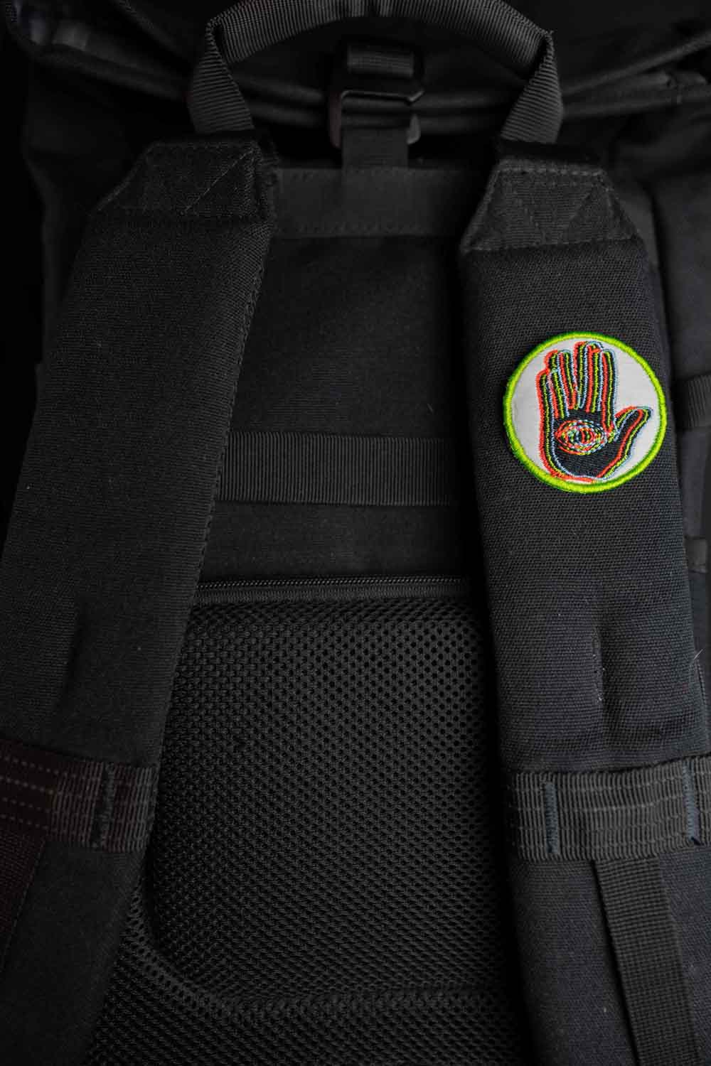 Patch brodat cu design colorat în formă de mână, stil trippy, un accesoriu creativ și amuzant pentru personalizarea hainelor, genților sau accesoriilor.