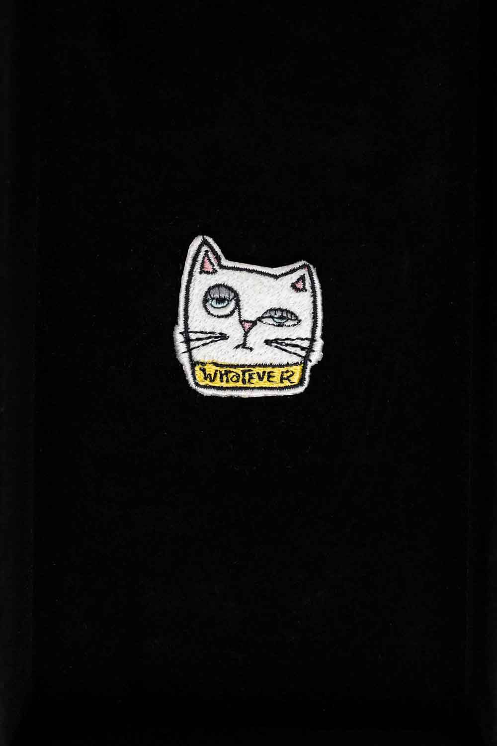 Patch brodat negru cu față de pisică albă și mesajul „Whatever”, un accesoriu ironic și amuzant pentru haine și genți.