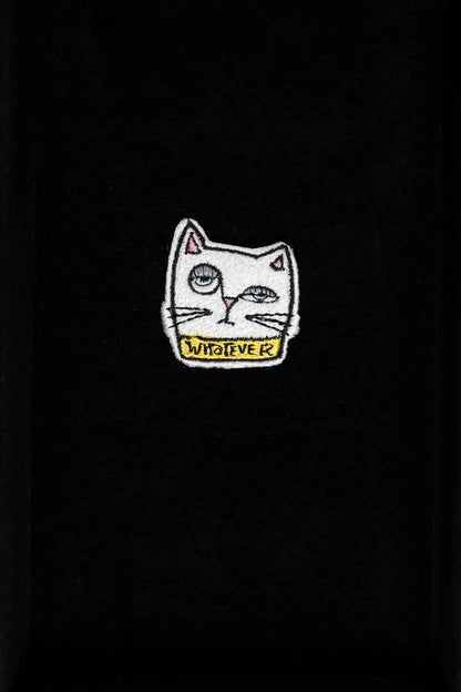 Patch brodat negru cu față de pisică albă și mesajul „Whatever”, un accesoriu ironic și amuzant pentru haine și genți.