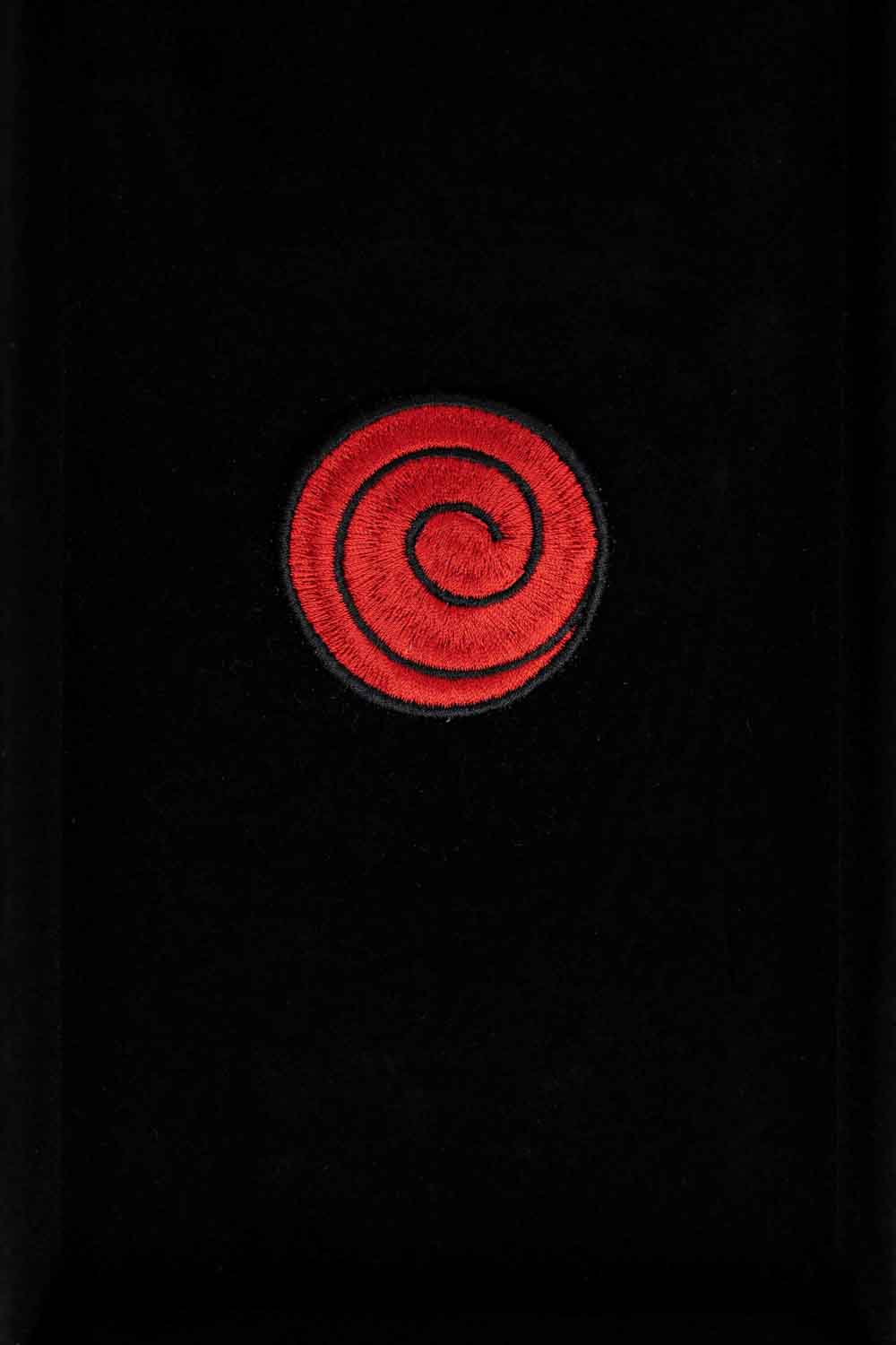 Patch brodat roșu și negru cu simbol spirală inspirat de „Will of Fire”, un accesoriu pentru fanii universului anime.