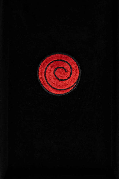 Patch brodat roșu și negru cu simbol spirală inspirat de „Will of Fire”, un accesoriu pentru fanii universului anime.