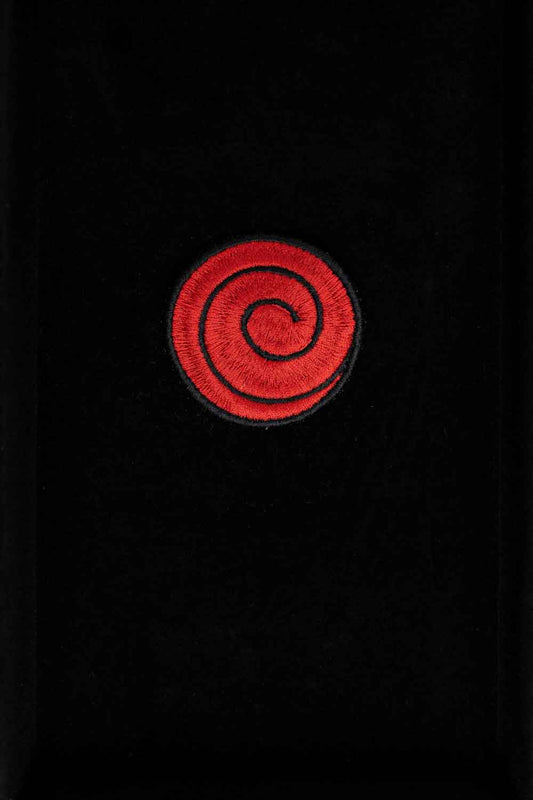 Patch brodat roșu și negru cu simbol spirală inspirat de „Will of Fire”, un accesoriu pentru fanii universului anime.