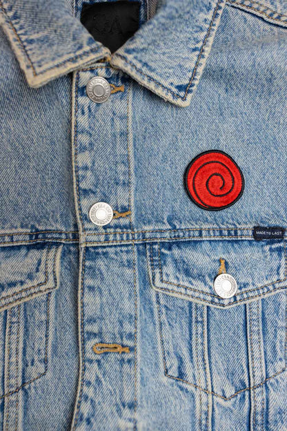 Patch brodat roșu și negru cu simbol spirală inspirat de „Will of Fire”, un accesoriu pentru fanii universului anime.