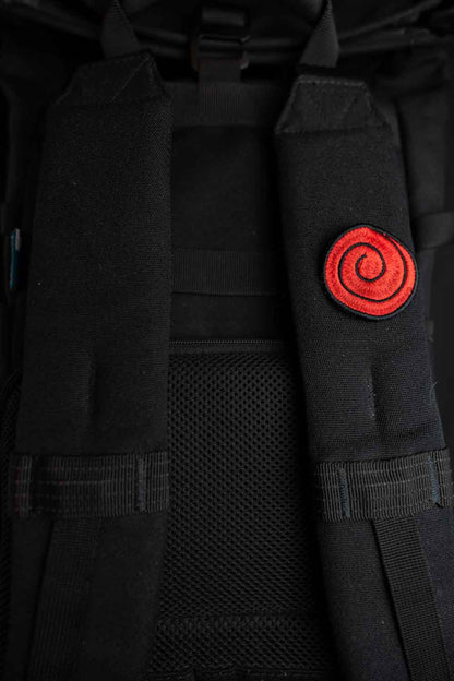 Patch brodat roșu și negru cu simbol spirală inspirat de „Will of Fire”, un accesoriu pentru fanii universului anime.