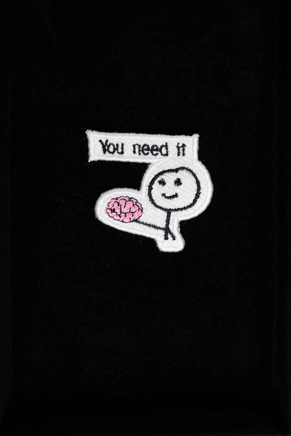 Patch brodat cu personaj colorat și mesajul „You Need It”, un accesoriu creativ și amuzant pentru personalizare.