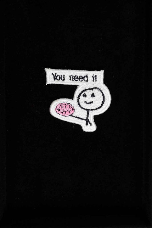 Patch brodat cu personaj colorat și mesajul „You Need It”, un accesoriu creativ și amuzant pentru personalizare.