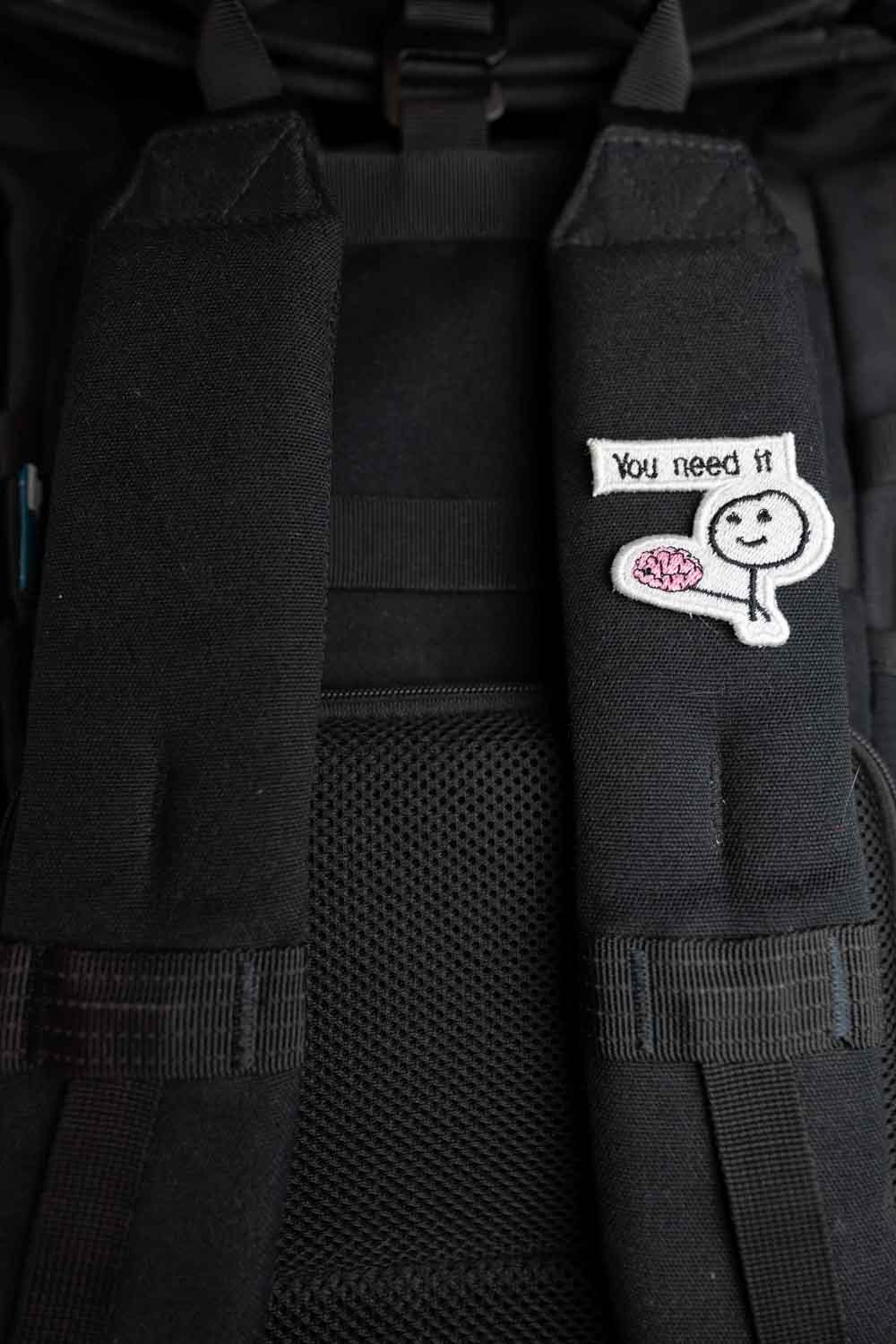 Patch brodat cu personaj colorat și mesajul „You Need It”, un accesoriu creativ și amuzant pentru personalizare.