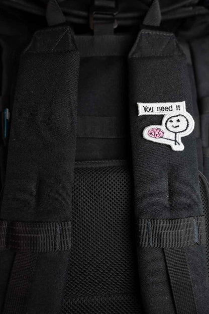 Patch brodat cu personaj colorat și mesajul „You Need It”, un accesoriu creativ și amuzant pentru personalizare.