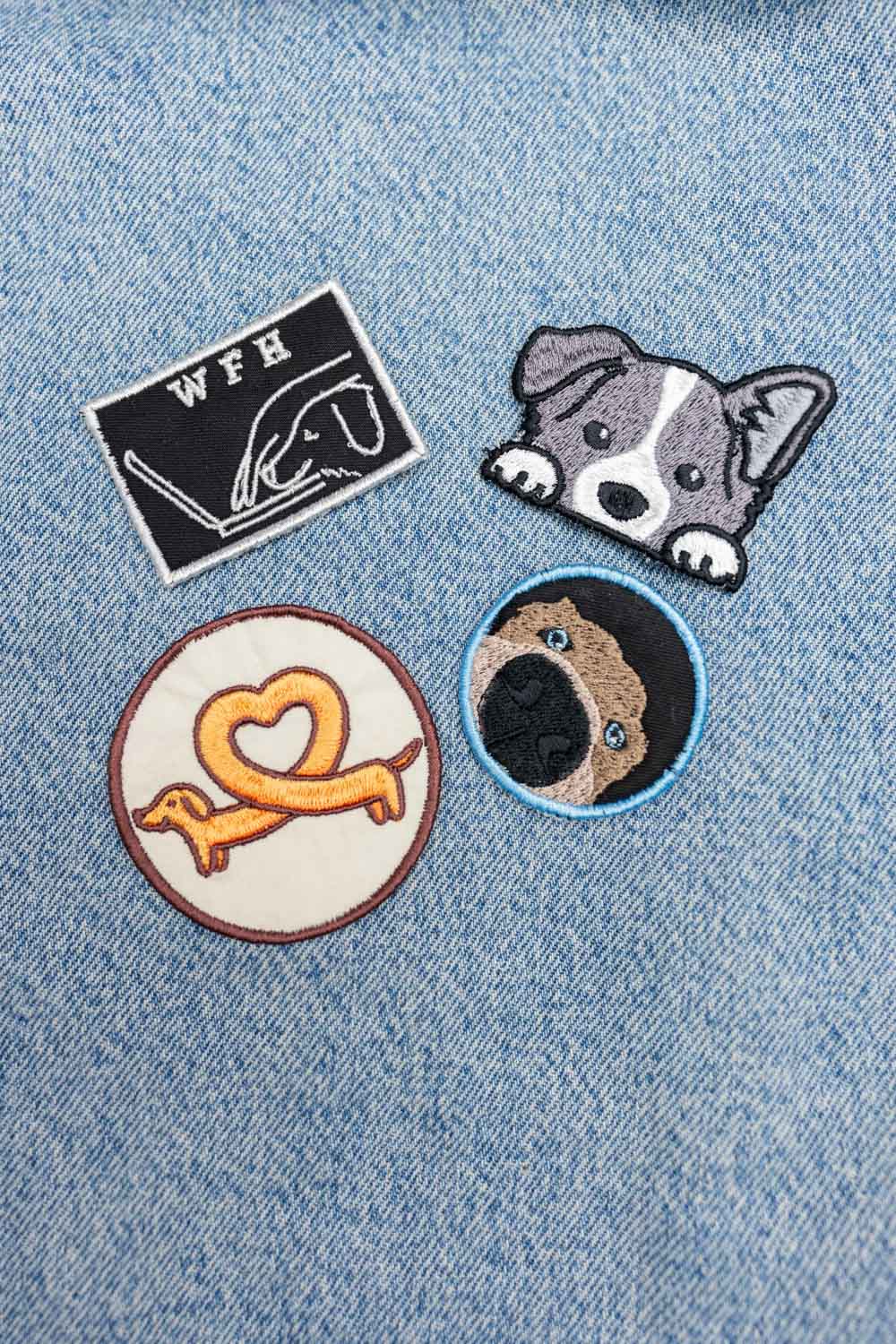 Set de patch-uri brodate cu design inspirat de câini, incluzând față de câine, os și lăbuțe, prezentate pe material din denim pentru personalizarea hainelor și accesoriilor.