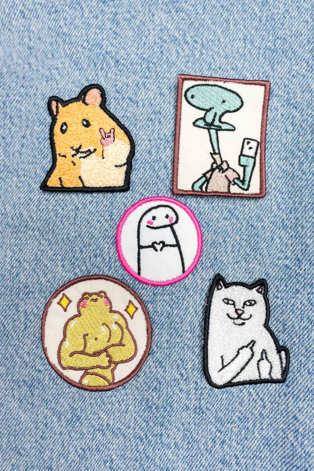 Set Meme Pack cu cinci patch-uri brodate colorate, featuring personaje amuzante precum hamster, cactus, personaj cu fundă, figurină aurie și pisică, ideale pentru personalizarea hainelor, genților și accesoriilor.