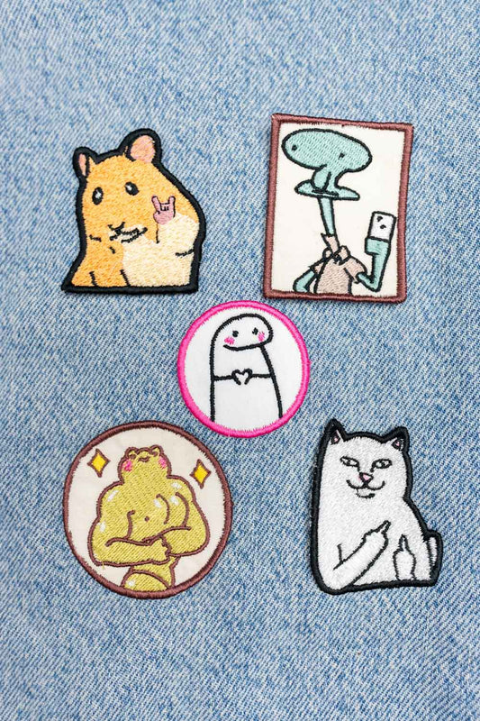 Set Meme Pack cu cinci patch-uri brodate colorate, featuring personaje amuzante precum hamster, cactus, personaj cu fundă, figurină aurie și pisică, ideale pentru personalizarea hainelor, genților și accesoriilor.