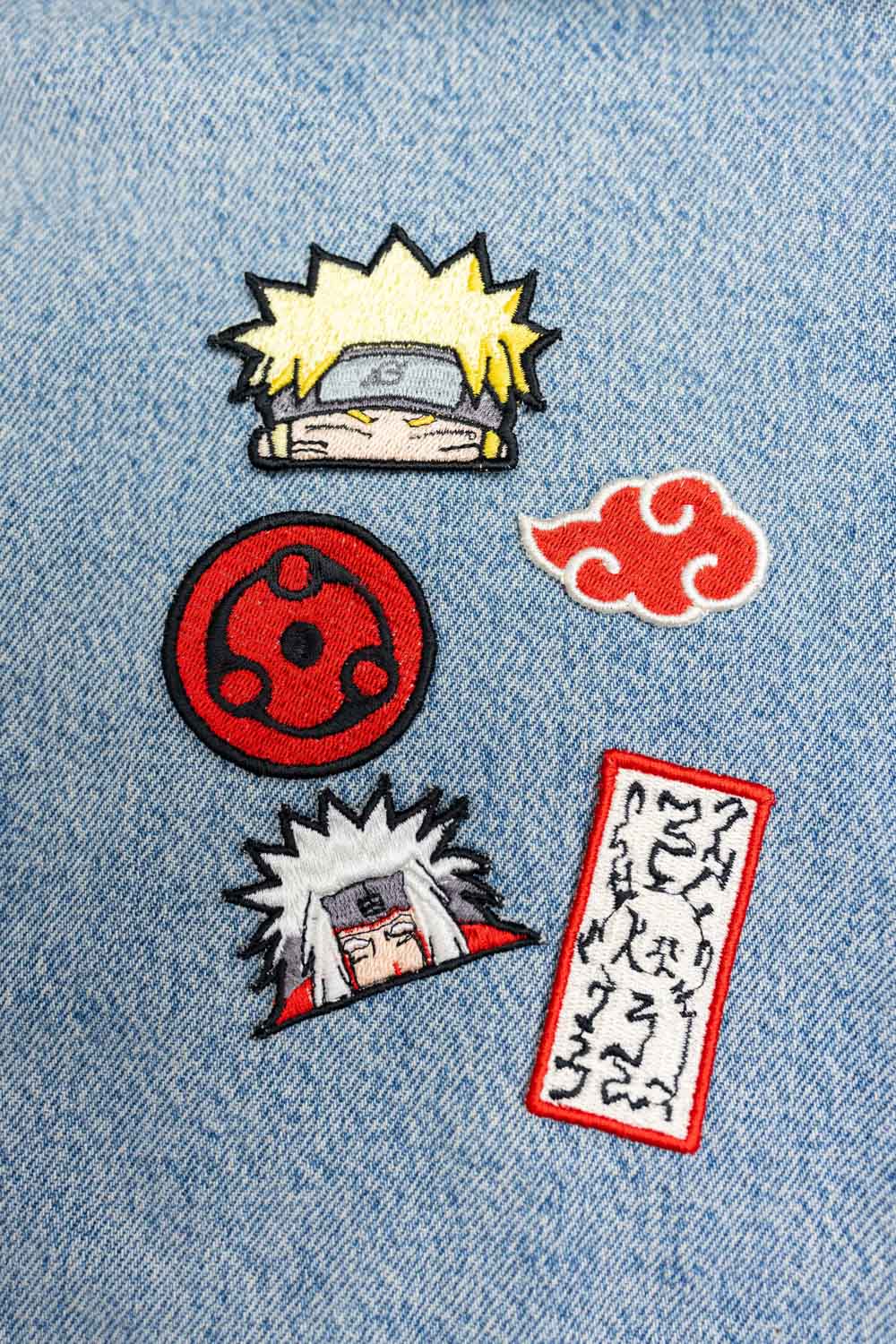 Set de cinci patch-uri brodate inspirate din anime-ul Naruto, cu personaje și simboluri colorate, prezentate pe material denim, ideale pentru fanii anime și personalizarea hainelor sau accesoriilor.
