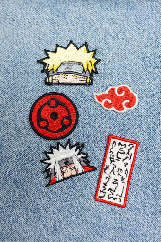 Set de cinci patch-uri brodate inspirate din anime-ul Naruto, cu personaje și simboluri colorate, prezentate pe material denim, ideale pentru fanii anime și personalizarea hainelor sau accesoriilor.