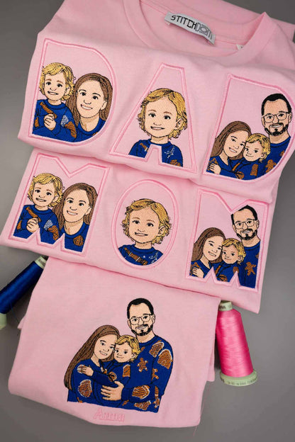 Set de tricouri personalizate din bumbac organic pentru mamă, tată și bebeluș, de culoare roz, cu poze brodate.